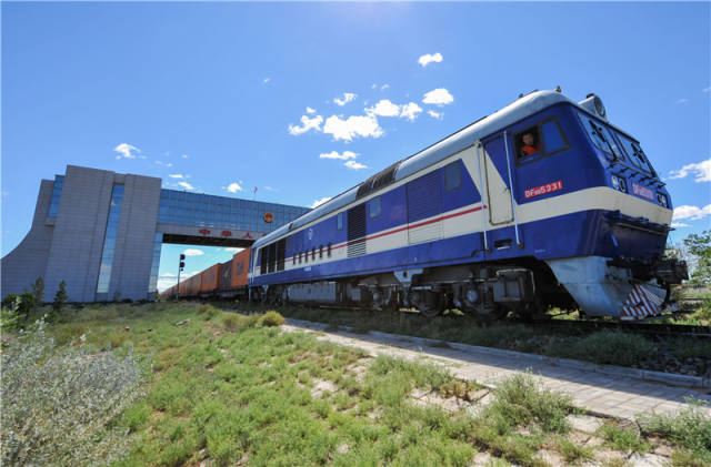 2016年8月27日，一列中欧班列货运列车驶出二连浩特国门。新华社记者 连振
