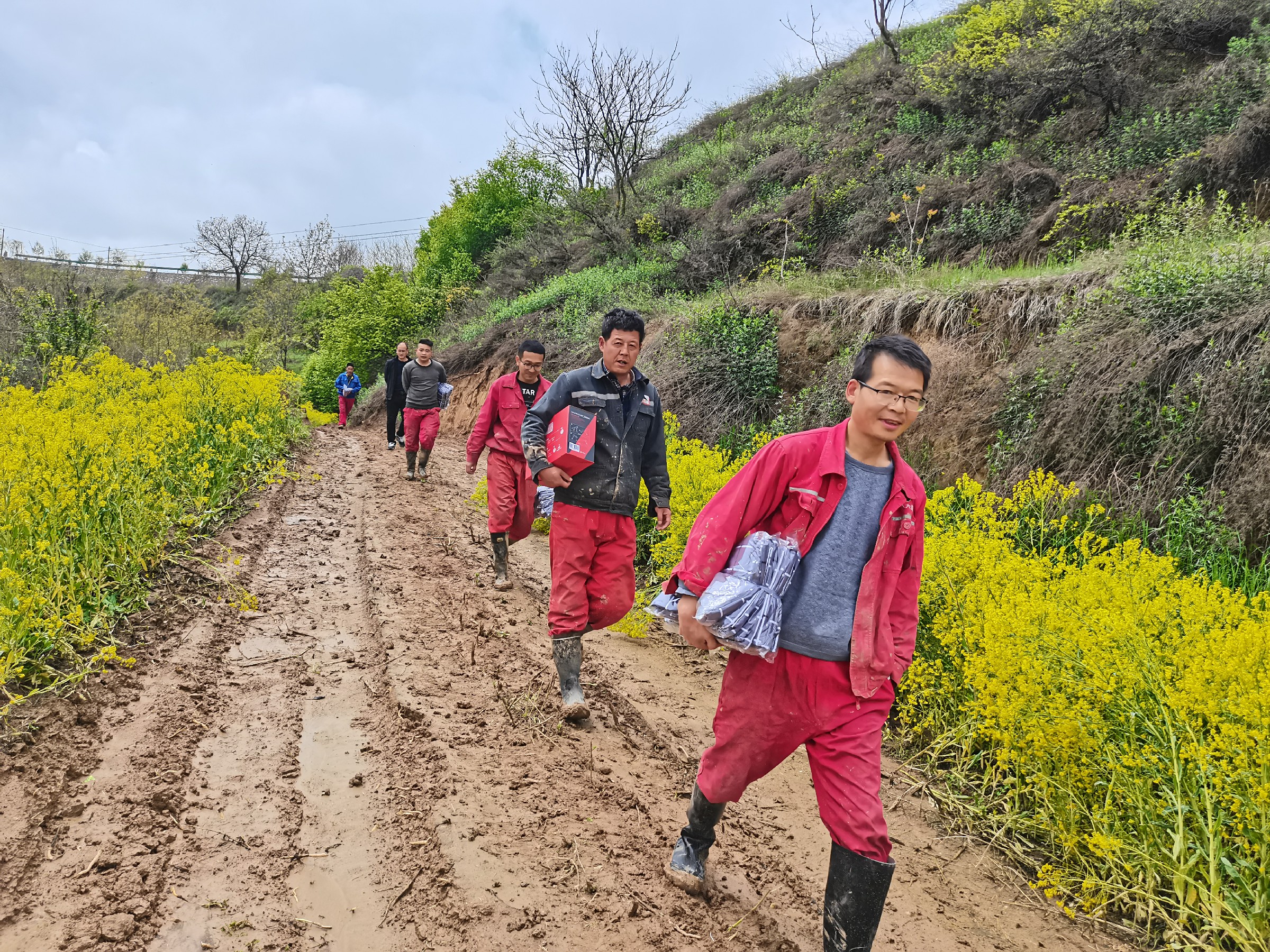 五一劳动节来临之际，4月25日-26日，陕煤地质一八六公司工会为野外一线钻工们送去了生活用品、文体用品等慰问品。图为3009钻机钻工领回慰问品时情景。摄影：王晓云~1.jpg