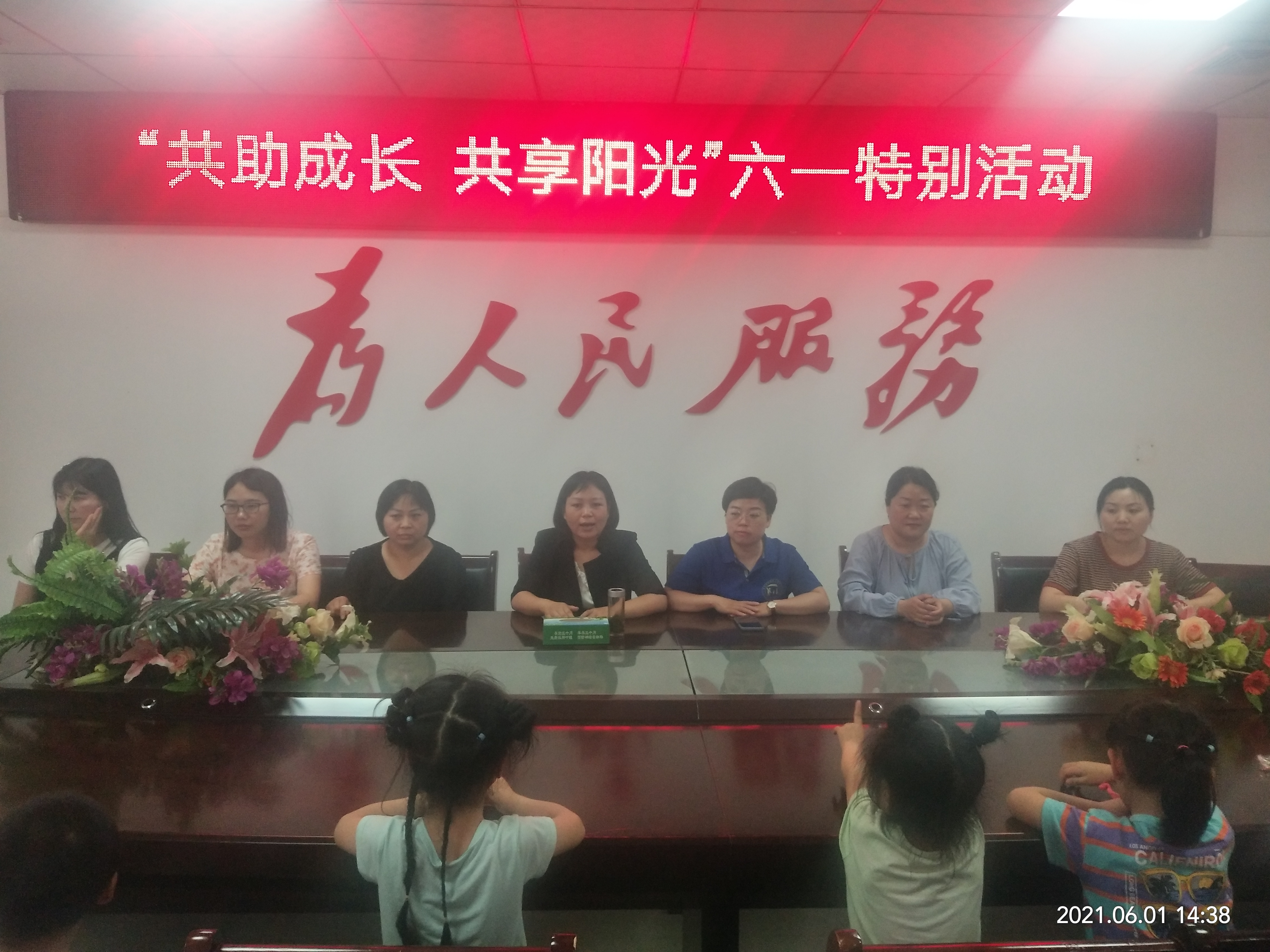 汉滨区总工会副主席赵睿同志（中）在活动中讲话.jpg