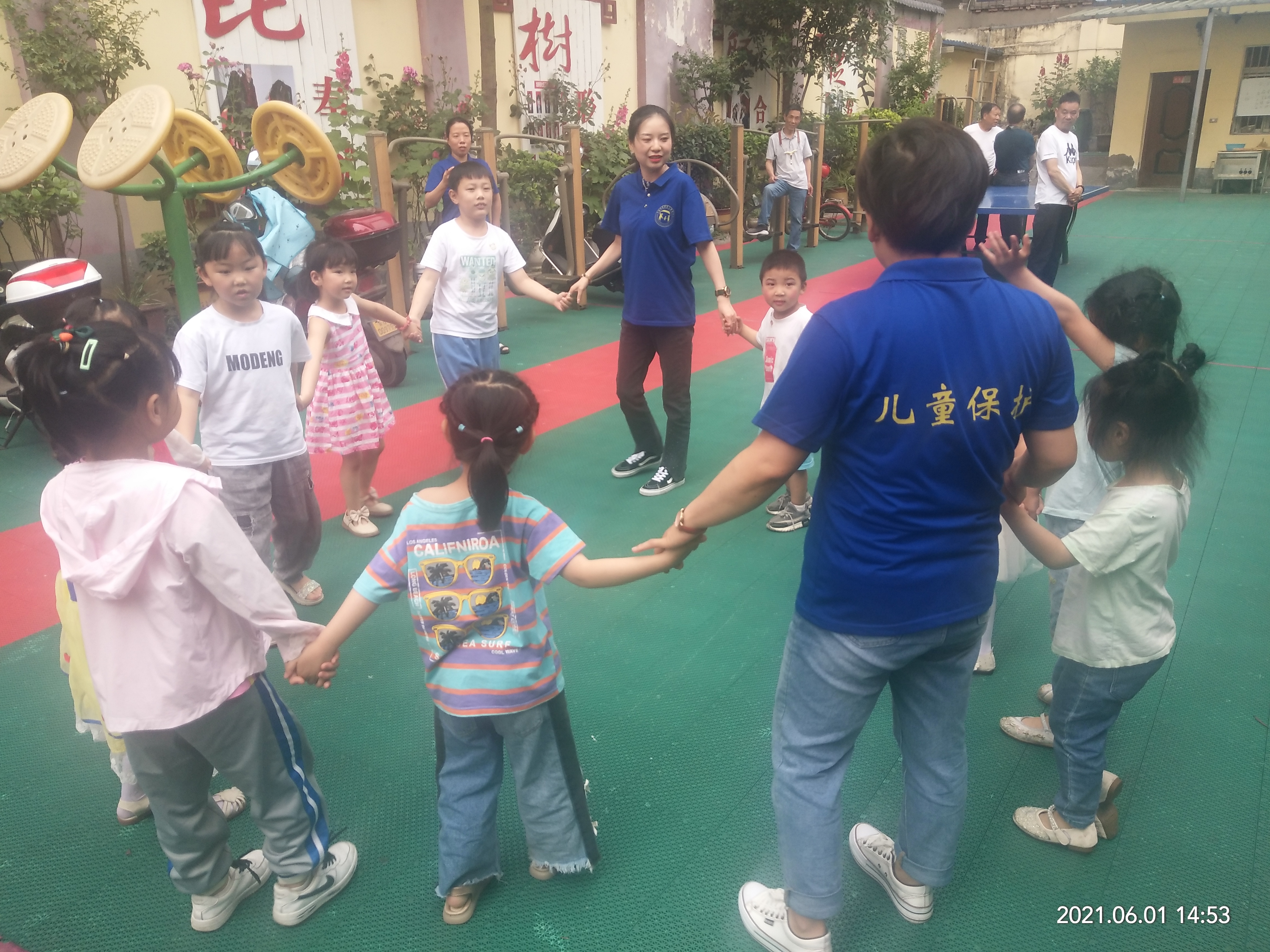 安康市未保中心老师组织孩子们开展高次互动小游戏.jpg